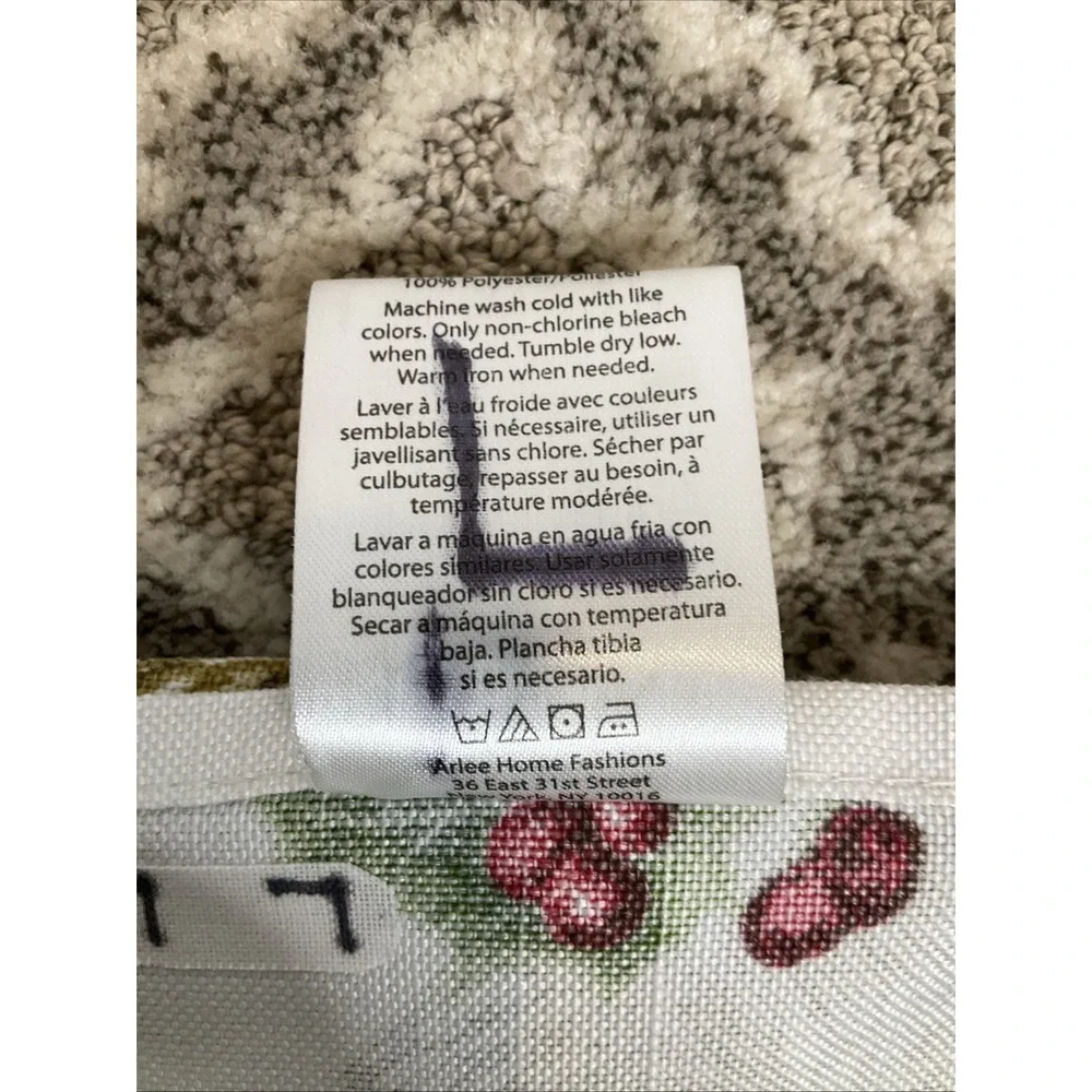 Lennox Holiday Christmas Rectangle Tablecloth Holly Berries Gold Pinecone 60x100